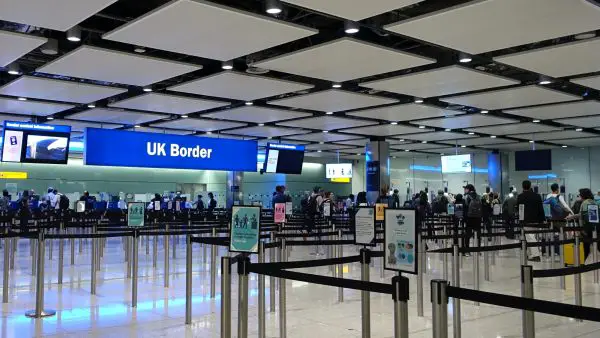 Hall de imigração aeroporto do Reino Unido